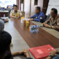 Koordinator Lapangan Deni Setiawan memimpin aksi penyampaian pendapat YLBH-KI Aceh Barat di depan Mapolda Aceh. Sebanyak 10 perwakilan massa kemudian diterima dialog oleh Dirreskrimum Polda Aceh Kombes Pol. Andre Librian, Jumat (3/7/2026). Foto: Dok. Istimewa 