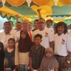 Ketua DPW PSI Aceh, T. Rival Amiruddin, bersama pengurus DPD PSI Aceh Barat Daya menyerahkan santunan kepada anak-anak yatim dalam rangkaian kegiatan silaturahmi dan konsolidasi partai di Gampong Pulo Kaye, Kabupaten Aceh Barat Daya, Kamis (2/7/2026). Foto: Dok. Istimewa