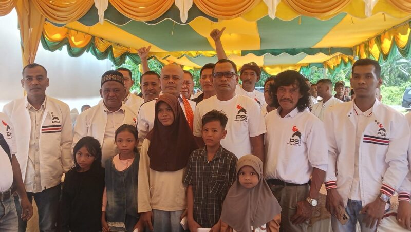 Ketua DPW PSI Aceh, T. Rival Amiruddin, bersama pengurus DPD PSI Aceh Barat Daya menyerahkan santunan kepada anak-anak yatim dalam rangkaian kegiatan silaturahmi dan konsolidasi partai di Gampong Pulo Kaye, Kabupaten Aceh Barat Daya, Kamis (2/7/2026). Foto: Dok. Istimewa 