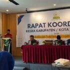 Asisten Pemerintahan, Keistimewaan Aceh dan Kesejahteraan Rakyat Setdakab Aceh Barat, Ruswaidi, menghadiri Rapat Koordinasi (Rakor) Kesra Kabupaten/Kota Tahun 2026 di Aula Eva Sky Hotel, Meulaboh, Kamis (16/7/2026). Foto: Dok. Istimewa