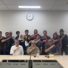 Kepala Bidang Pengelolaan Komunikasi Publik Kominsa Aceh, Alfajrian AB, bersama peserta Pertemuan Pembinaan Kapasitas Komunikasi Publik mengabadikan momen bersama usai kegiatan di Gedung Center of Excellence (CoE) Universitas Pendidikan Indonesia (UPI) Bandung, Selasa (21/7/2026). Foto: Dok. Istimewa