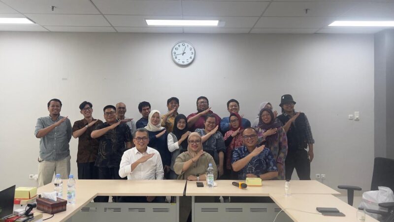 Kepala Bidang Pengelolaan Komunikasi Publik Kominsa Aceh, Alfajrian AB, bersama peserta Pertemuan Pembinaan Kapasitas Komunikasi Publik mengabadikan momen bersama usai kegiatan di Gedung Center of Excellence (CoE) Universitas Pendidikan Indonesia (UPI) Bandung, Selasa (21/7/2026). Foto: Dok. Istimewa