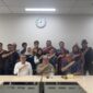 Kepala Bidang Pengelolaan Komunikasi Publik Kominsa Aceh, Alfajrian AB, bersama peserta Pertemuan Pembinaan Kapasitas Komunikasi Publik mengabadikan momen bersama usai kegiatan di Gedung Center of Excellence (CoE) Universitas Pendidikan Indonesia (UPI) Bandung, Selasa (21/7/2026). Foto: Dok. Istimewa