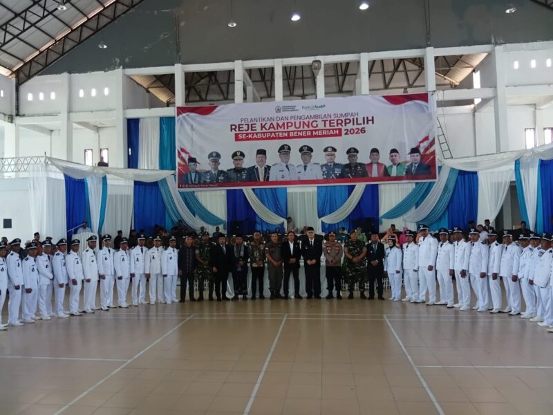 Bupati Bener Meriah, Ir. H. Tagore Abubakar, berfoto bersama 135 reje kampung yang baru dilantik usai prosesi pelantikan di Gedung Olahraga (GOR) Kecamatan Bukit, Kamis (2/7/2026). Foto: Dok. Istimewa 