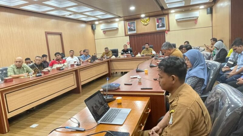 Kepala Dinas Kominsa Aceh Barat Dedi Mulianda, S.IP., M.Si. memaparkan rencana kerja sama pemanfaatan videotron sebagai media layanan informasi publik dan promosi daerah kepada perwakilan BUMN, perusahaan, serta instansi vertikal di Ruang Rapat Teuku Umar Setdakab Aceh Barat, Selasa (21/7/2026). Foto: Dok. Istimewa 