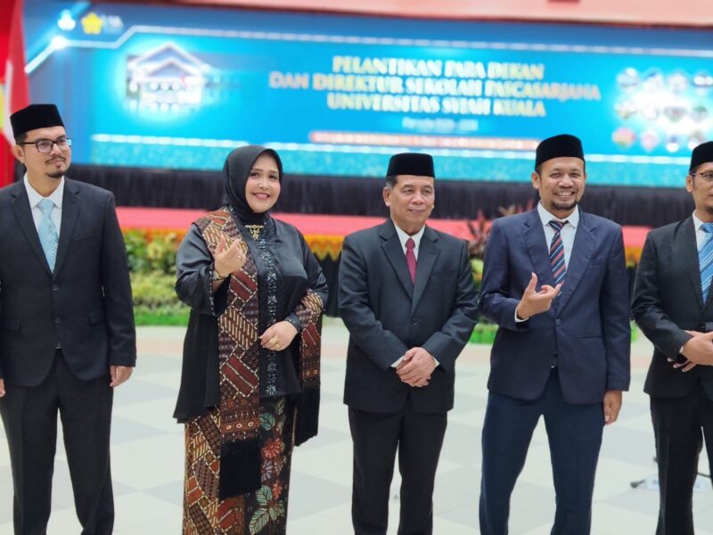 Rektor Universitas Syiah Kuala, Prof. Dr. Mirza Tabrani, S.E., M.B.A., D.B.A., berfoto bersama jajaran dekan yang baru dilantik usai prosesi pelantikan 12 dekan dan Direktur Program Pascasarjana USK periode 2026–2031 di Gedung AAC Dayan Dawood, Banda Aceh, Senin (13/7/2026). Foto: Dok. Istimewa 