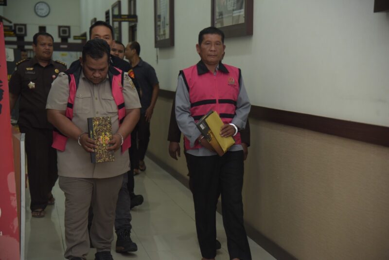 Tim Penyidik Kejaksaan Tinggi Aceh menetapkan dan menahan dua tersangka dalam perkara dugaan tindak pidana korupsi pengadaan tanah pembangunan Daerah Irigasi Sigulai, Kabupaten Simeulue, Tahun Anggaran 2019, Selasa (14/7/2026). Foto: Dok. Istimewa