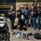Tim Rimueng Koetaradja Satreskrim Polresta Banda Aceh menangkap residivis pembobol rumah berinisial EY (32) yang diduga mencuri enam telepon seluler, BPKB, dokumen penting, dan uang milik warga, Kamis (9/7/2026). Foto: Dok. Istimewa