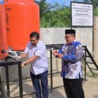 Direktur Utama PT Solusi Bangun Indonesia Tbk, Rizki Kresno Edhie Hambali didampingi Asisten Administrasi Umum Setdakab Aceh Tamiang, Ir. Muhammad Zein, mencoba langsung fasilitas air bersih yang sudah dapat digunakan oleh masyarakat di Masjid Nurut Taqwa, Kecamatan Karang Baru, Kabupaten Aceh Tamiang. Foto: Dok. Istimewa