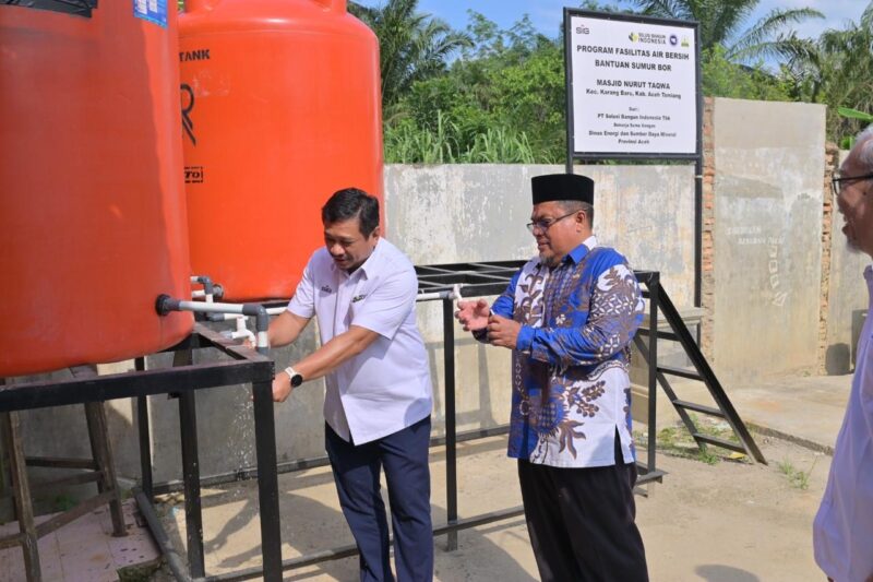 Direktur Utama PT Solusi Bangun Indonesia Tbk, Rizki Kresno Edhie Hambali didampingi Asisten Administrasi Umum Setdakab Aceh Tamiang, Ir. Muhammad Zein, mencoba langsung fasilitas air bersih yang sudah dapat digunakan oleh masyarakat di Masjid Nurut Taqwa, Kecamatan Karang Baru, Kabupaten Aceh Tamiang. Foto: Dok. Istimewa 