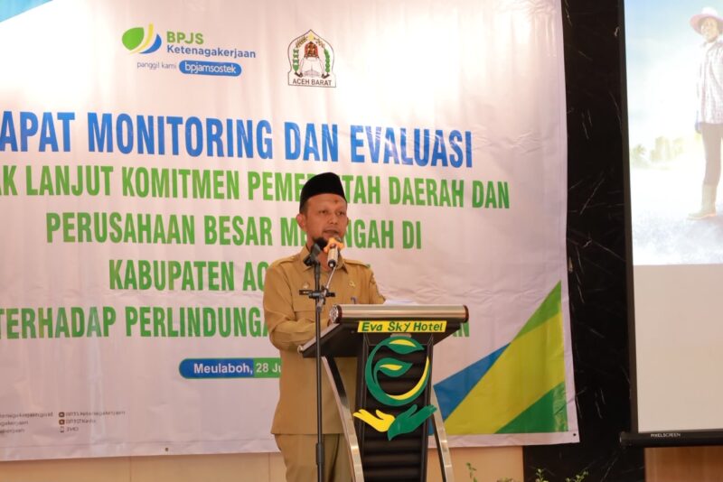 Asisten Pemerintahan, Keistimewaan Aceh, dan Kesejahteraan Rakyat Setdakab Aceh Barat, Ruswaidi, membuka rapat tindak lanjut komitmen perlindungan pekerja rentan bersama BPJS Ketenagakerjaan dan perusahaan di Meulaboh, Selasa (28/7/2026). Foto: Dok. Istimewa