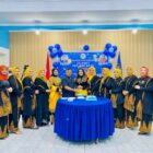 Ketua IKWI Aceh Barat bersama Ketua PWI Aceh Barat melakukan pemotongan kue sebagai tanda syukur dalam peringatan Hari Ulang Tahun ke-65 IKWI di Aula Tri Prasetya RRI Meulaboh, Selasa (21/7/2026). Foto: Dok. Istimewa 