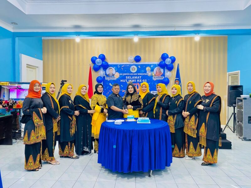 Ketua IKWI Aceh Barat bersama Ketua PWI Aceh Barat melakukan pemotongan kue sebagai tanda syukur dalam peringatan Hari Ulang Tahun ke-65 IKWI di Aula Tri Prasetya RRI Meulaboh, Selasa (21/7/2026). Foto: Dok. Istimewa 