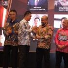 Sekretaris Daerah Aceh, M. Nasir, mewakili Pemerintah Aceh menerima tiga penghargaan pada Forum Pemred Multimedia Award 2026 di Hotel Alana, Yogyakarta, termasuk penghargaan Pena Emas FPRMI untuk Gubernur Aceh Muzakir Manaf, Sabtu (18/7/2026). Foto: Dok. Istimewa