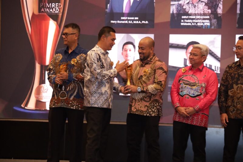 Sekretaris Daerah Aceh, M. Nasir, mewakili Pemerintah Aceh menerima tiga penghargaan pada Forum Pemred Multimedia Award 2026 di Hotel Alana, Yogyakarta, termasuk penghargaan Pena Emas FPRMI untuk Gubernur Aceh Muzakir Manaf, Sabtu (18/7/2026). Foto: Dok. Istimewa 