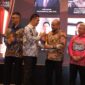 Sekretaris Daerah Aceh, M. Nasir, mewakili Pemerintah Aceh menerima tiga penghargaan pada Forum Pemred Multimedia Award 2026 di Hotel Alana, Yogyakarta, termasuk penghargaan Pena Emas FPRMI untuk Gubernur Aceh Muzakir Manaf, Sabtu (18/7/2026). Foto: Dok. Istimewa 
