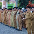 Bupati Aceh Barat Tarmizi SP, MM memberikan arahan kepada ASN saat Apel Pagi Gabungan di lingkungan Pemerintah Kabupaten Aceh Barat, Senin (6/7/2026). Foto: Dok. Istimewa