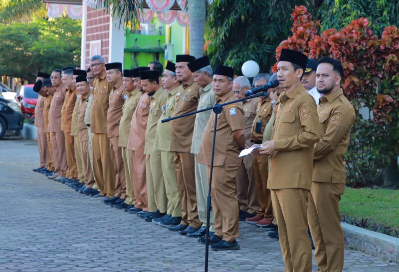 Bupati Aceh Barat Tarmizi SP, MM memberikan arahan kepada ASN saat Apel Pagi Gabungan di lingkungan Pemerintah Kabupaten Aceh Barat, Senin (6/7/2026). Foto: Dok. Istimewa 