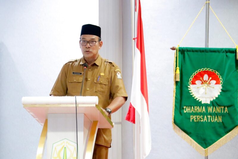 Asisten Administrasi Umum Setdakab Aceh Barat, Safrizal, membuka kegiatan Literasi Hari Anak Nasional 2026 yang diselenggarakan Dharma Wanita Persatuan (DWP) Kabupaten Aceh Barat di Aula Cabang Dinas Pendidikan, Meulaboh, Selasa (21/7/2026). Foto: Dok. Istimewa 