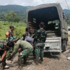 Personel Satgas Kodim 0108/Aceh Tenggara melaksanakan penegangan kabel baja utama (sling tensioning) pada pembangunan Jembatan Gantung Garuda di Aceh Tenggara, Senin (6/7/2026). Foto: Dok. Istimewa 