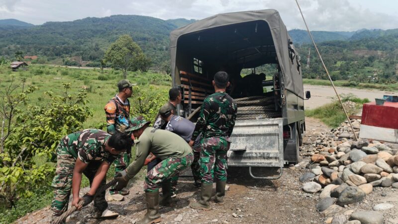 Personel Satgas Kodim 0108/Aceh Tenggara melaksanakan penegangan kabel baja utama (sling tensioning) pada pembangunan Jembatan Gantung Garuda di Aceh Tenggara, Senin (6/7/2026). Foto: Dok. Istimewa 