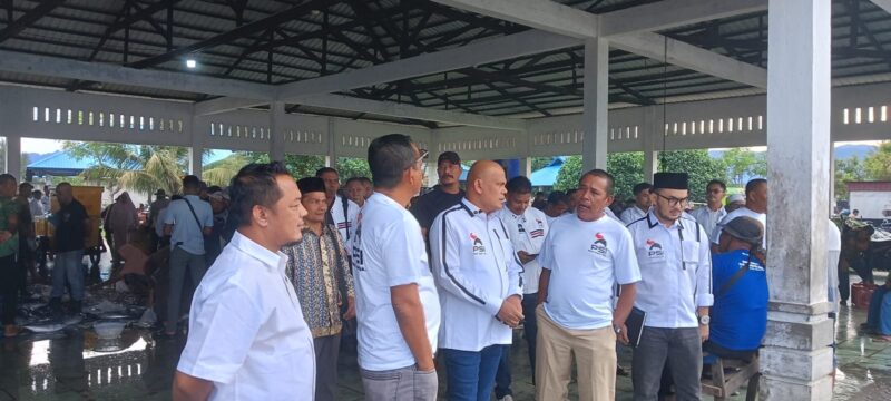 Ketua DPW PSI Aceh, T. Rival Amiruddin, didampingi Ketua DPD PSI Aceh Barat Daya, Salman Nas, berdialog dengan nelayan saat mengunjungi Tempat Pelelangan Ikan (TPI) Ujung Serangga, Kabupaten Aceh Barat Daya, Kamis (2/7/2026). Foto: Dok. Istimewa 