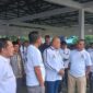 Ketua DPW PSI Aceh, T. Rival Amiruddin, didampingi Ketua DPD PSI Aceh Barat Daya, Salman Nas, berdialog dengan nelayan saat mengunjungi Tempat Pelelangan Ikan (TPI) Ujung Serangga, Kabupaten Aceh Barat Daya, Kamis (2/7/2026). Foto: Dok. Istimewa 