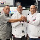Ketua DPW PSI Aceh, T. Rival Amiruddin, memasangkan jaket PSI kepada eks Panglima GAM Aceh Barat, Panglima Nadi, sebagai tanda resmi bergabung dengan Partai Solidaritas Indonesia di Meulaboh, Selasa (8/7/2026). Foto: Dok. Istimewa 