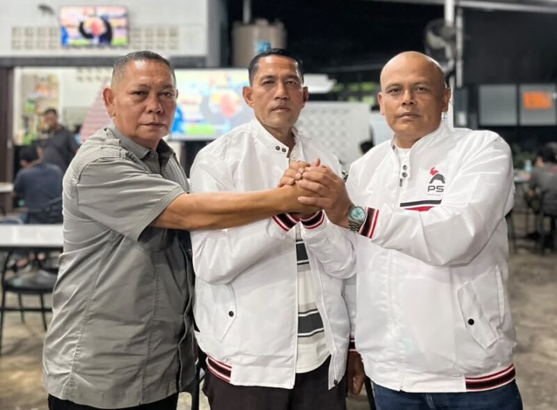 Ketua DPW PSI Aceh, T. Rival Amiruddin, memasangkan jaket PSI kepada eks Panglima GAM Aceh Barat, Panglima Nadi, sebagai tanda resmi bergabung dengan Partai Solidaritas Indonesia di Meulaboh, Selasa (8/7/2026). Foto: Dok. Istimewa 