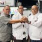 Ketua DPW PSI Aceh, T. Rival Amiruddin, memasangkan jaket PSI kepada eks Panglima GAM Aceh Barat, Panglima Nadi, sebagai tanda resmi bergabung dengan Partai Solidaritas Indonesia di Meulaboh, Selasa (8/7/2026). Foto: Dok. Istimewa 
