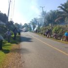 Kepala Desa Tanjung Aur 1, Genti, bersama perangkat desa, tokoh masyarakat, Karang Taruna, dan warga bergotong royong membersihkan saluran air, memotong rumput liar, serta mengangkut sampah dalam kegiatan kerja bakti guna mewujudkan lingkungan desa yang bersih, sehat, dan nyaman, Kamis (9/7/2026). Foto: Dok. Istimewa