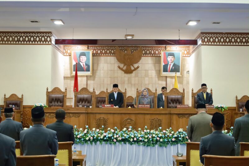Bupati Aceh Barat Tarmizi SP, MM menghadiri rapat paripurna DPRK Aceh Barat dalam rangka pembahasan dan penetapan Rancangan Qanun Pertanggungjawaban Pelaksanaan APBK Tahun Anggaran 2025 di ruang sidang utama DPRK Aceh Barat, Selasa (7/7/2026). Foto: Dok. Istimewa 
