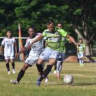 Pemain Kodim 0110/Aceh Barat Daya berusaha melewati hadangan pemain Kodim 0114/Aceh Jaya pada lanjutan Piala Pangdam IM Cup 2026 di Lapangan Blang Padang, Banda Aceh, Selasa (28/7/2026). Foto: Dok. Istimewa 