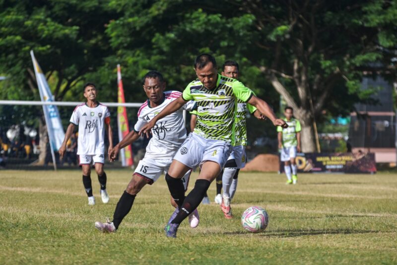 Pemain Kodim 0110/Aceh Barat Daya berusaha melewati hadangan pemain Kodim 0114/Aceh Jaya pada lanjutan Piala Pangdam IM Cup 2026 di Lapangan Blang Padang, Banda Aceh, Selasa (28/7/2026). Foto: Dok. Istimewa 