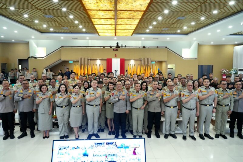 Wakapolri Komjen Pol. Dedi Prasetyo bersama jajaran Pengurus Pimpinan Pusat KBPP Polri Masa Bakti 2026–2031 mengabadikan momen usai prosesi pengukuhan sebagai bentuk komitmen memperkuat sinergi, pengabdian, dan pembangunan sumber daya manusia menuju Indonesia Emas 2045, Rabu (29/7/2026). Foto: Dok. Istimewa 