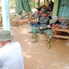 Keterangan Foto: Babinsa Koramil 10/Celala Koptu Abdi Tunggal bersama warga Desa Kuyun Uken.(Dok/Ist)