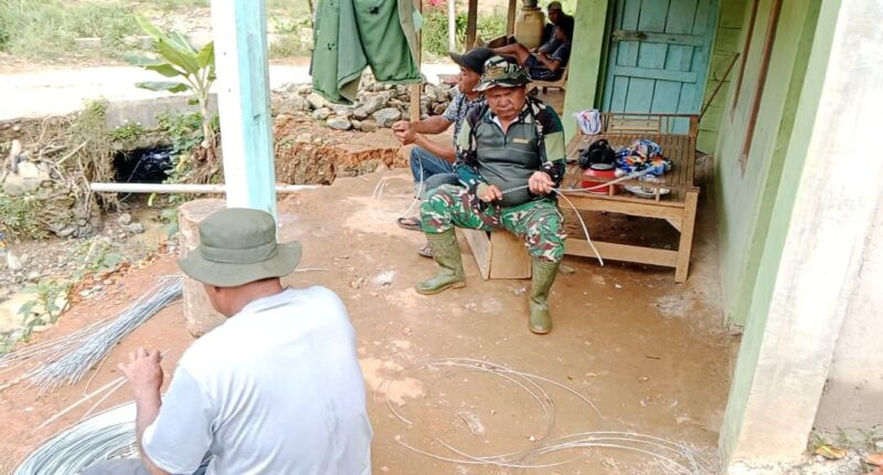 Keterangan Foto: Babinsa Koramil 10/Celala Koptu Abdi Tunggal bersama warga Desa Kuyun Uken.(Dok/Ist)