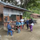 Ket Foto: Babinsa Koramil 01/Lut Tawar Serma Suwardi melaksanakan kegiatan komunikasi sosial (komsos) bersama masyarakat.(Dok/Ist)