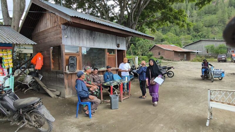 Ket Foto: Babinsa Koramil 01/Lut Tawar Serma Suwardi melaksanakan kegiatan komunikasi sosial (komsos) bersama masyarakat.(Dok/Ist)