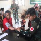 Keterangan Foto : Personel Kodim 0106/Aceh Tengah bersama tenaga kesehatan memberikan pelayanan pengobatan gratis kepada warga.(Dok/Ist)