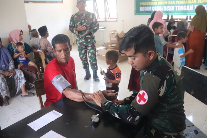 Keterangan Foto : Personel Kodim 0106/Aceh Tengah bersama tenaga kesehatan memberikan pelayanan pengobatan gratis kepada warga.(Dok/Ist)