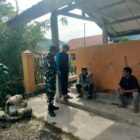 Keterangan Foto: Babinsa Koramil 02/Bebesen Kopka Radian melaksanakan komunikasi sosial (Komsos) bersama warga.(Dok/Ist)