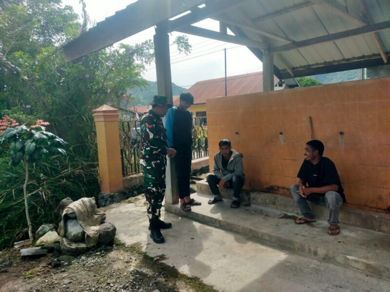 Keterangan Foto: Babinsa Koramil 02/Bebesen Kopka Radian melaksanakan komunikasi sosial (Komsos) bersama warga.(Dok/Ist)