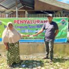 Ket foto: Salah satu aparatur Desa Gunung Sayang menyerahkan Bantuan Langsung Tunai (BLT) Dana Desa Tahap II Tahun 2026 kepada Keluarga Penerima Manfaat (KPM).(Dok: Rahmat Ramadhan/Acehnow)