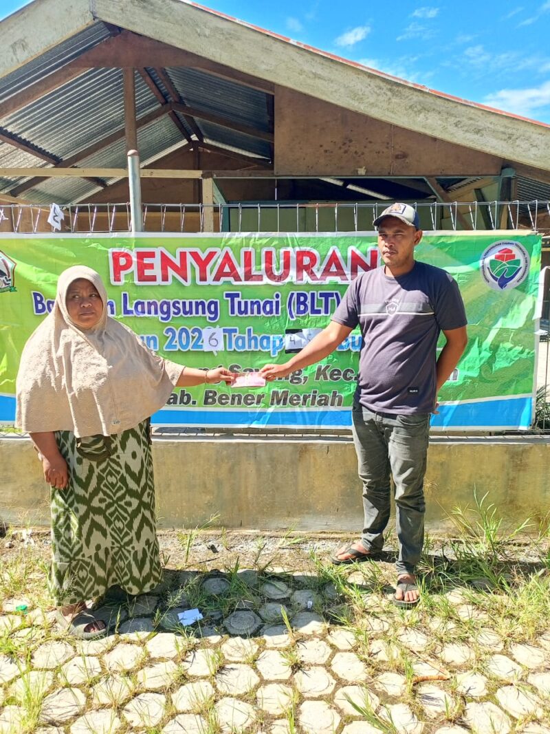 Ket foto: Salah satu aparatur Desa Gunung Sayang menyerahkan Bantuan Langsung Tunai (BLT) Dana Desa Tahap II Tahun 2026 kepada Keluarga Penerima Manfaat (KPM).(Dok: Rahmat Ramadhan/Acehnow)