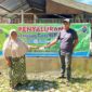 Ket foto: Salah satu aparatur Desa Gunung Sayang menyerahkan Bantuan Langsung Tunai (BLT) Dana Desa Tahap II Tahun 2026 kepada Keluarga Penerima Manfaat (KPM).(Dok: Rahmat Ramadhan/Acehnow)