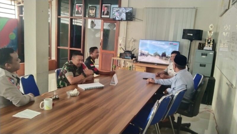 Keterangan Foto: Babinsa Koramil 01/Lut Tawar Serka Lisdiono saat melaksanakan kegiatan komunikasi sosial (Komsos) bersama warga.(Dok/Ist)