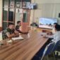 Keterangan Foto: Babinsa Koramil 01/Lut Tawar Serka Lisdiono saat melaksanakan kegiatan komunikasi sosial (Komsos) bersama warga.(Dok/Ist)