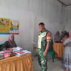 Keterangan Foto: Babinsa Koramil 09/Ketol membantu tenaga kesehatan saat pelaksanaan kegiatan Posyandu.(Dok/Ist)