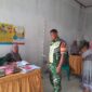 Keterangan Foto: Babinsa Koramil 09/Ketol membantu tenaga kesehatan saat pelaksanaan kegiatan Posyandu.(Dok/Ist)